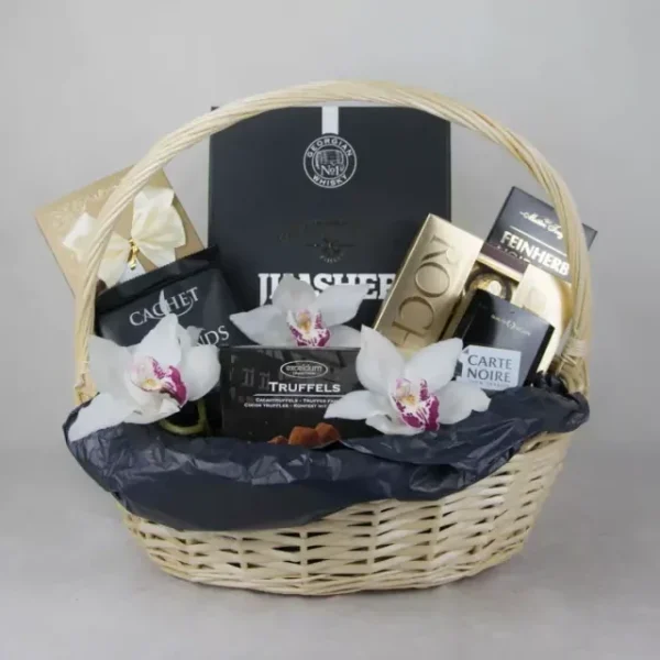 დიდი კალათა ვისკით და შოკოლადებით